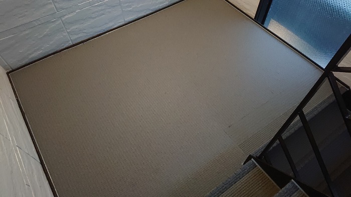 共用階段の踊り場へ長尺シートを貼った様子