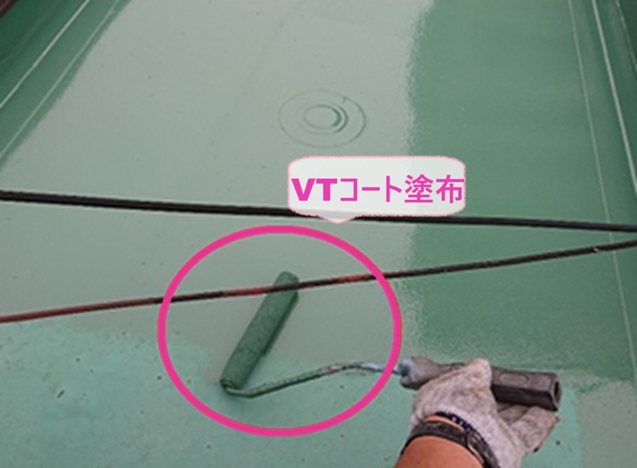 ゴムシート防水の保護塗装でVTコートを塗っている様子