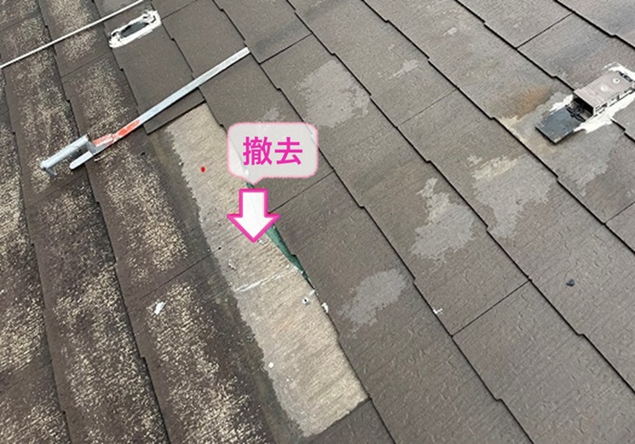 明石市の屋根補修工事でひび割れてるカラーベスト屋根を撤去している様子