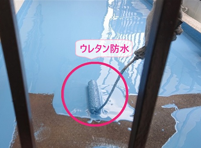 ベランダ床のクラック対策でウレタン防水を塗っている様子