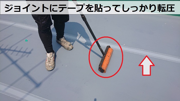 陸屋根へのウレタン防水通気緩衝工法で通気シートを転圧