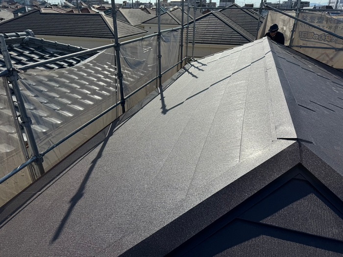 神戸市垂水区で面積40㎡半切妻の大屋根葺き替え工事を行う現場の施工後