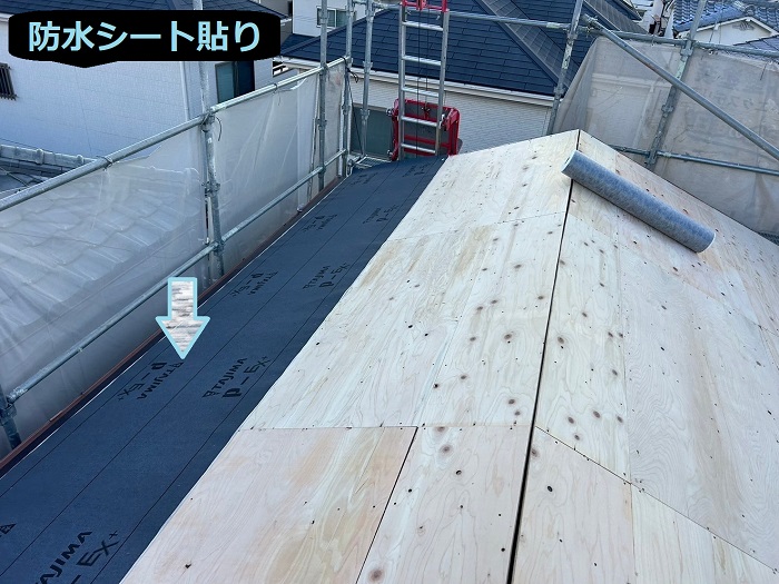 神戸市垂水区で面積40㎡半切妻の大屋根葺き替え工事を行う現場で防水シート貼り