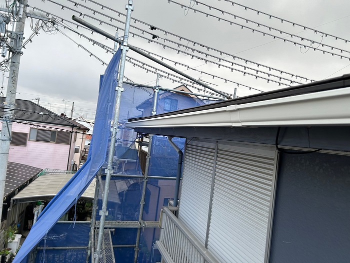 加古郡播磨町で長さ４７ｍの軒樋交換でＰＣ５０を使用し仮設足場を設置した現場の施工後