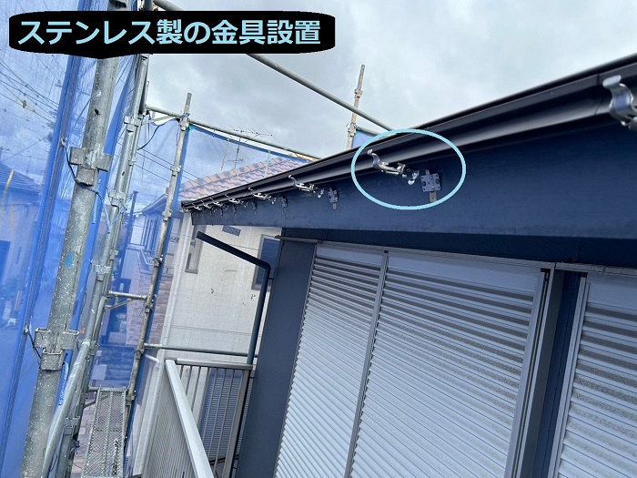 加古郡播磨町で長さ４７ｍの軒樋交換でＰＣ５０を使用し仮設足場を設置した現場でステンレス製の金具取り付け