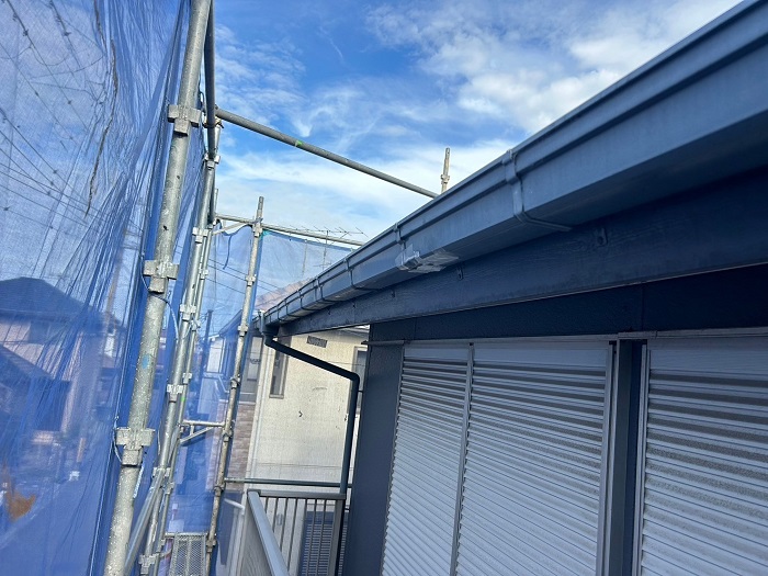 加古郡播磨町で長さ４７ｍの軒樋交換でＰＣ５０を使用し仮設足場を設置した現場の施工前