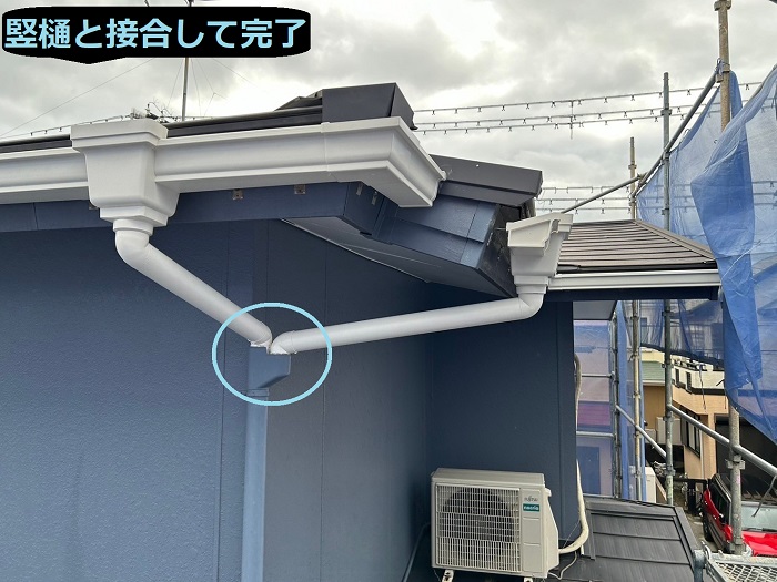 加古郡播磨町で長さ４７ｍの軒樋交換でＰＣ５０を使用し仮設足場を設置した現場で軒樋と竪樋を接合