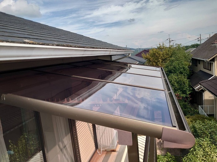 西宮市でバルコニー屋根のアクリル板をポリカーポネード板へ張り替えた後の様子