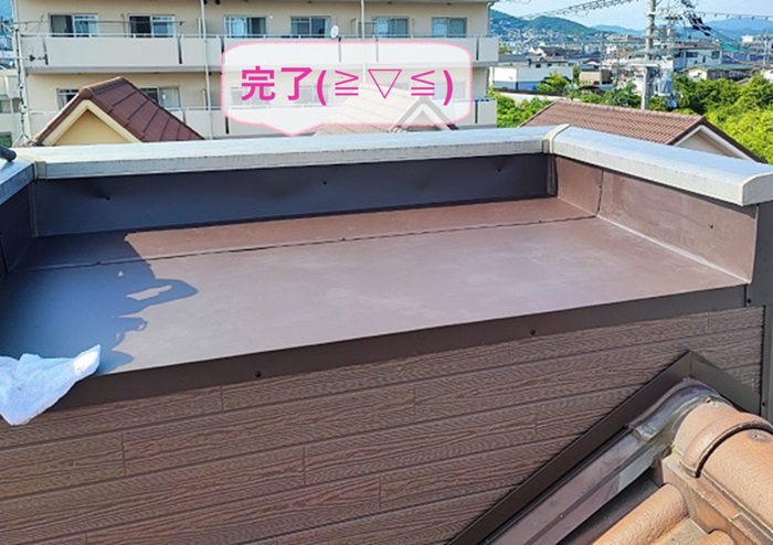 神戸市東灘区で強風被害で浮いて雨漏りしている屋根板金の修理が完了した現場の様子