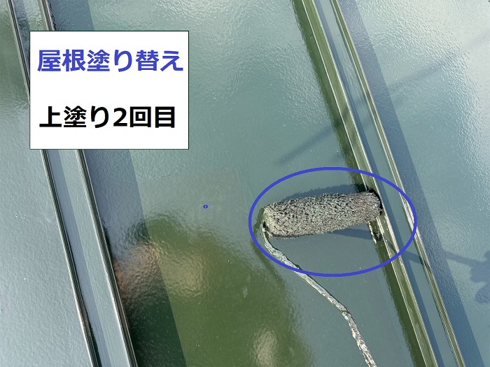 神戸市灘区で錆が酷い金属屋根の塗り替えで日本ペイントのサーモsiを使用する現場で上塗り2回目
