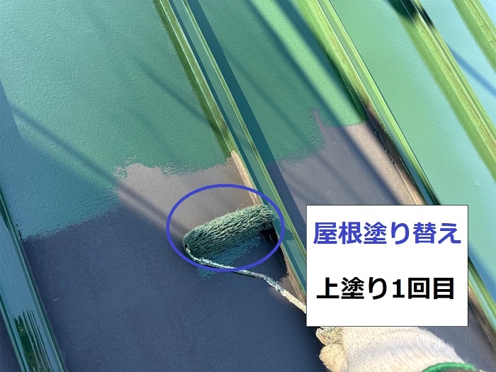 神戸市灘区で錆が酷い金属屋根の塗り替えで日本ペイントのサーモsiを使用する現場で上塗り1回目