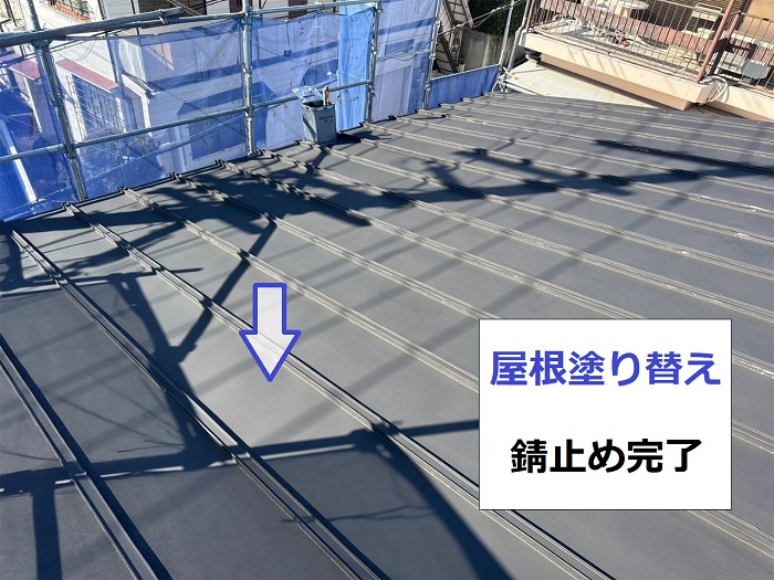 神戸市灘区で錆が酷い金属屋根の塗り替えで日本ペイントのサーモsiを使用する現場で錆止め完了