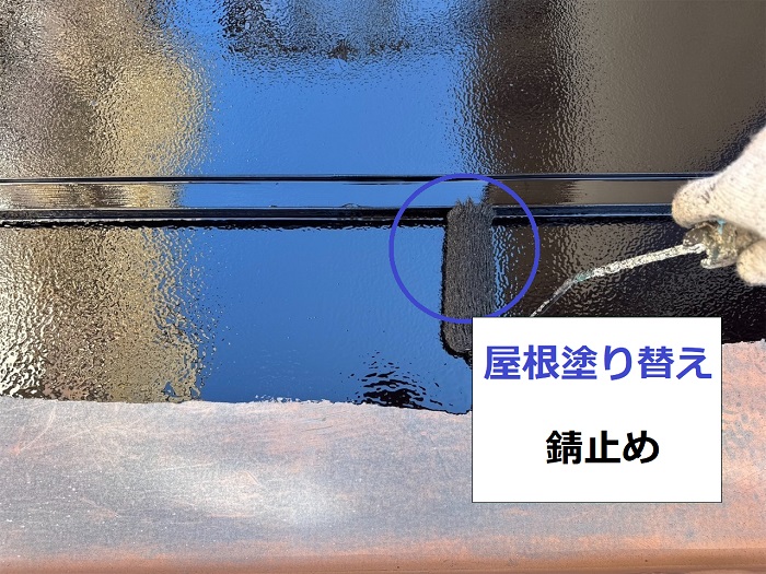 神戸市灘区で錆が酷い金属屋根の塗り替えで日本ペイントのサーモsiを使用する現場で錆止め
