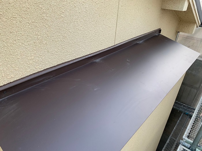庇屋根にガルバリウム鋼板を貼った様子