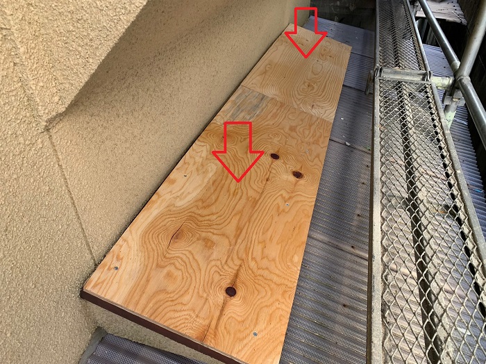 庇屋根に下地用合板を貼った様子
