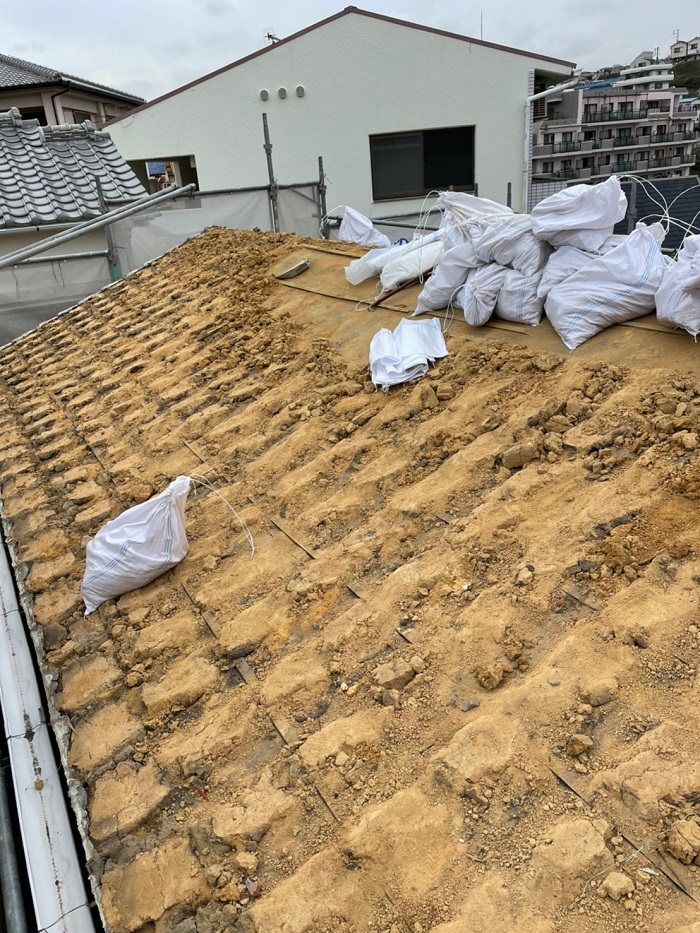 葺き土を撤去している様子