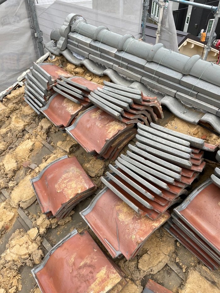 瓦屋根を仮置きしている様子