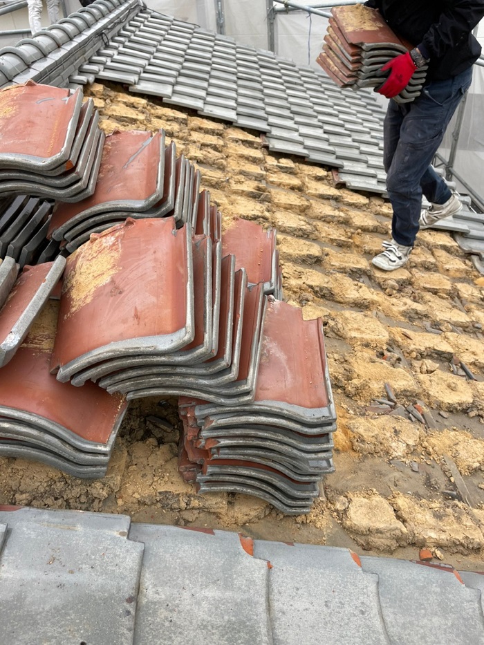 屋根耐震工事で瓦屋根を撤去している様子