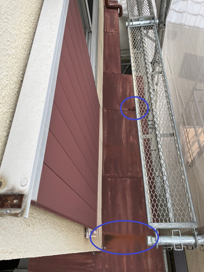 庇屋根が錆びている様子