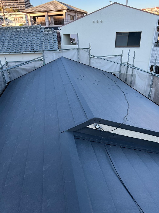 高砂市で屋根葺き替え工事を行った後の金属屋根