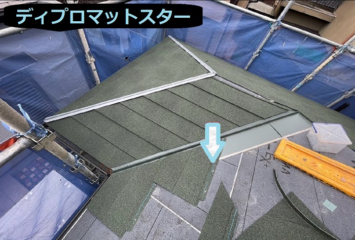 姫路市で施工面積76平米のスレート屋根に石付き金属屋根でカバー工法する現場で屋根葺き