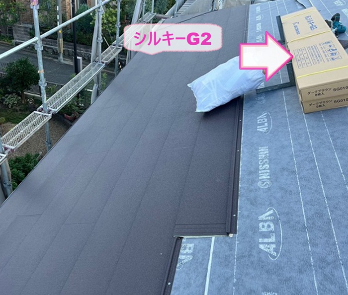 ソーラーパネルを一時撤去する屋根重ね葺きで新しい屋根材のシルキーG2を葺いている様子