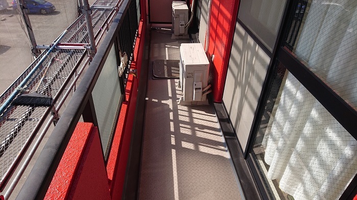 西宮市　ベランダ床への長尺シート貼り完了