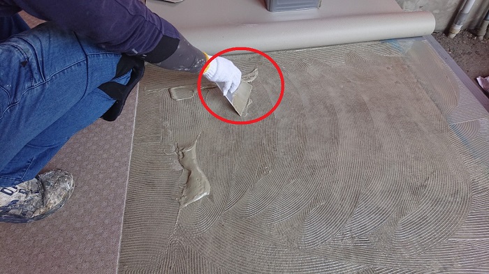 長尺シートを貼る前に接着剤塗り