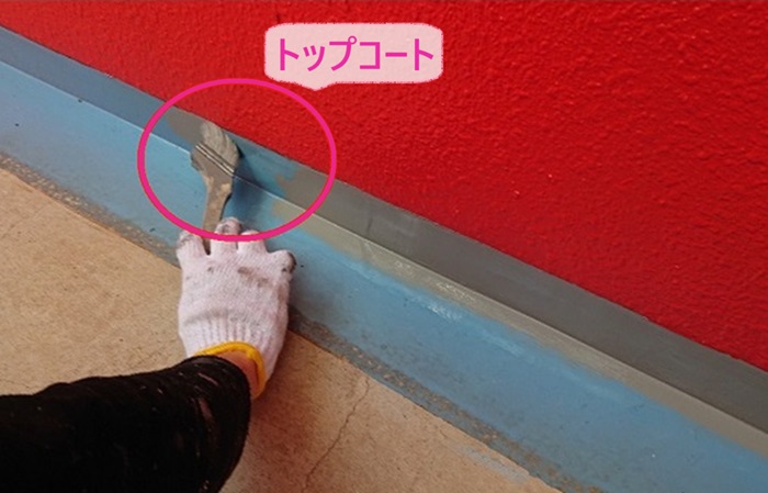 外部階段、廊下のメンテナンス工事でトップコートを塗っている様子