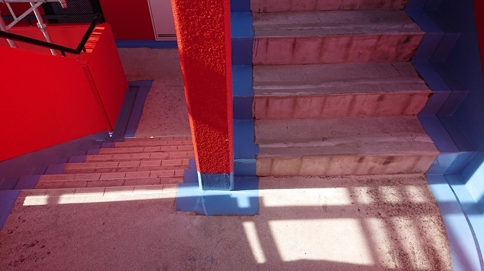 長尺シートを貼る前にウレタン防水を塗っている様子