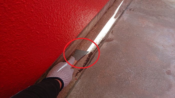 長尺シートを貼る前にケレンしている様子