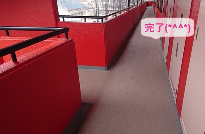 西宮市でタキロンQAシリーズを使用した外部階段、廊下のメンテナンス工事が完了した現場の様子