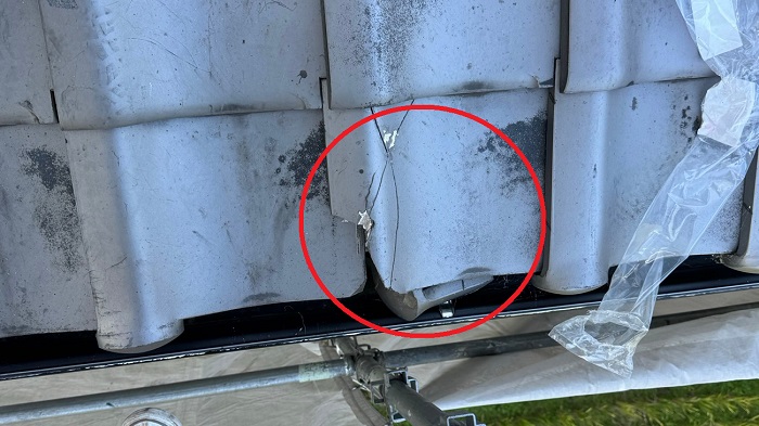 軒先の瓦が割れている様子