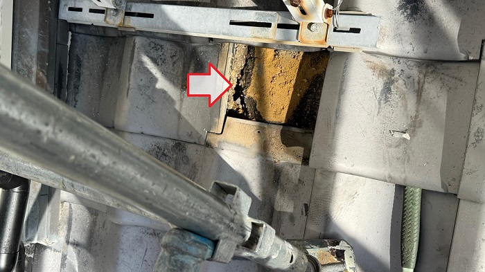 割れた瓦屋根を撤去している様子