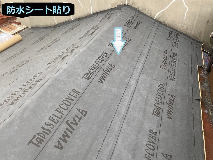 西宮市で面積２２㎡の連棟屋根で立平をカバー工事する現場で防水シート貼り