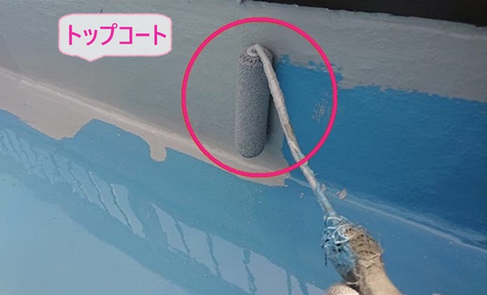 バルコニーへのウレタン防水通気暖衝工法でトップコートを塗っている様子