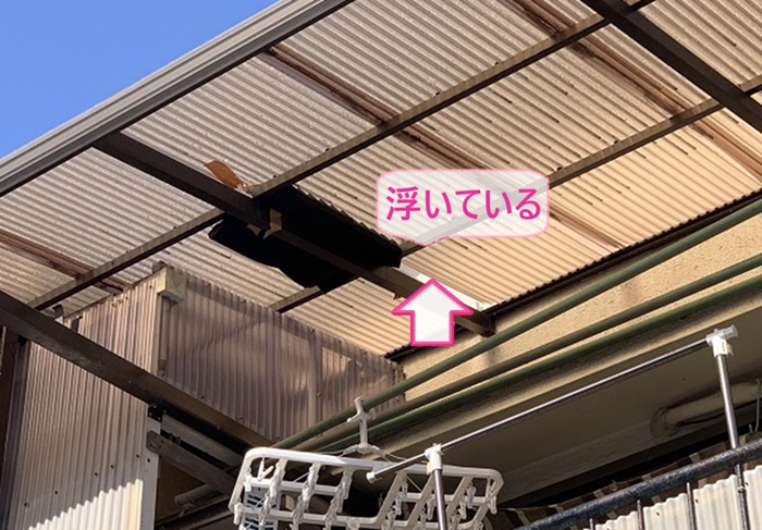 神戸市灘区で波板交換をする既存の波板が浮いている様子