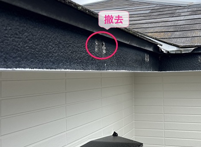 神戸市灘区の雨樋工事で既存の軒樋と固定金具を撤去している様子