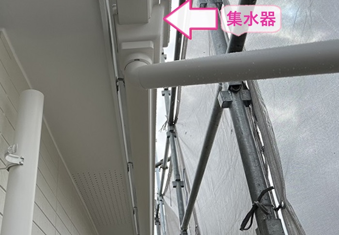 神戸市灘区の２階の軒樋交換で集水器を取り付けている様子