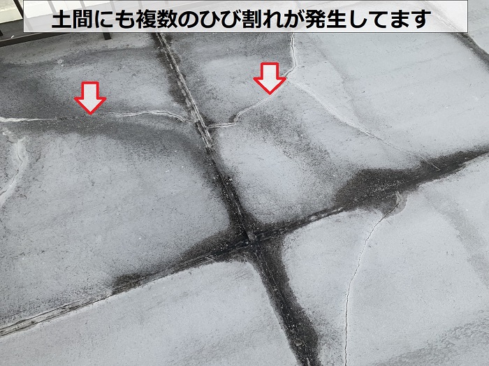 陸屋根の土間に複数のひび割れが発生している様子