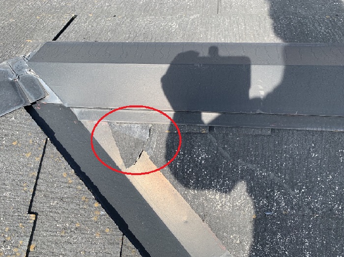 屋根材が割れている様子