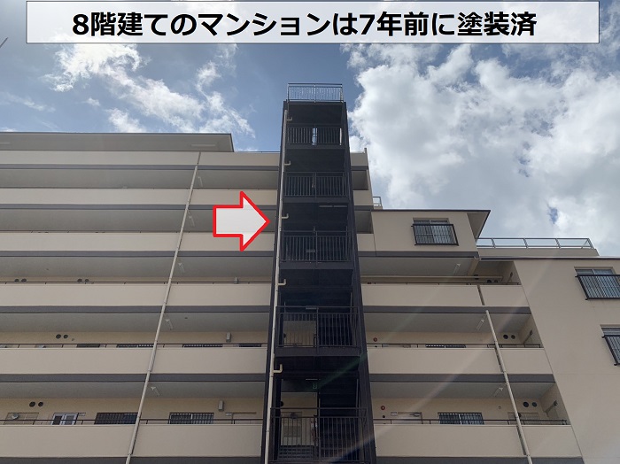 マンションの錆びた鉄骨階段の様子