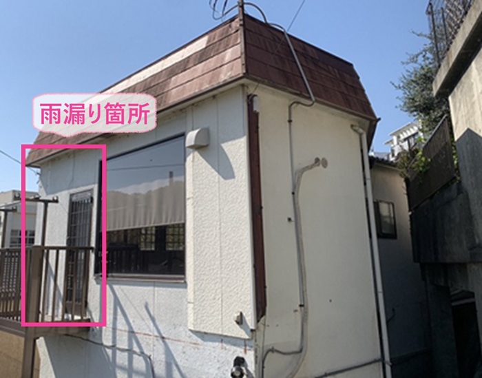 川西市の外壁クラック補修で勝手口まわりから雨漏りしている様子