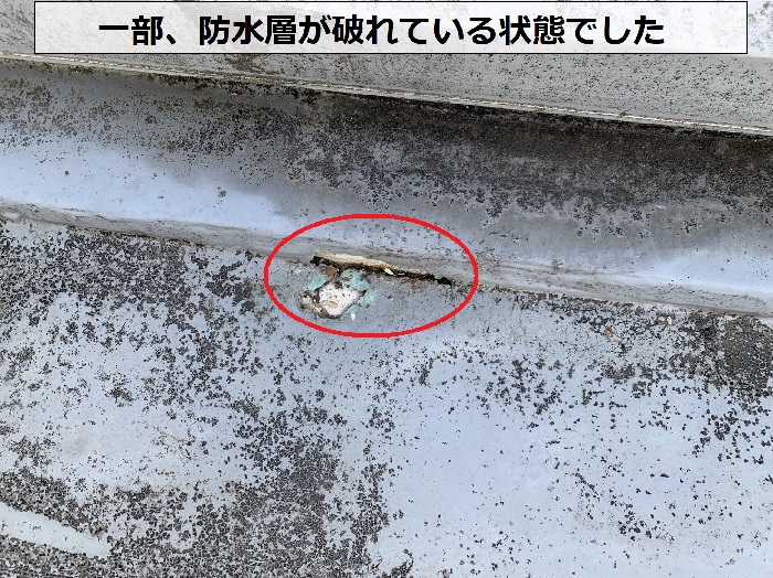 商業施設の防水が破れている様子