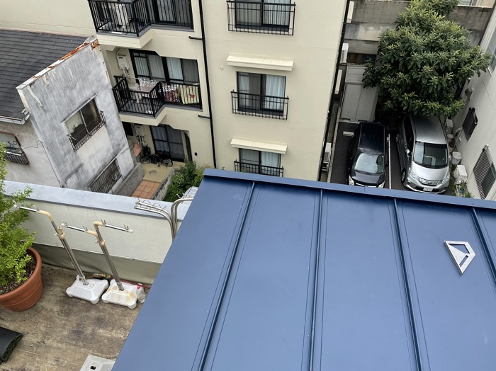 神戸市灘区での屋根重ね葺き工事が完了した様子