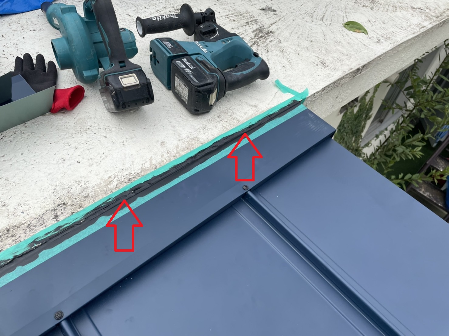 屋根板金工事でコーキングをしている様子