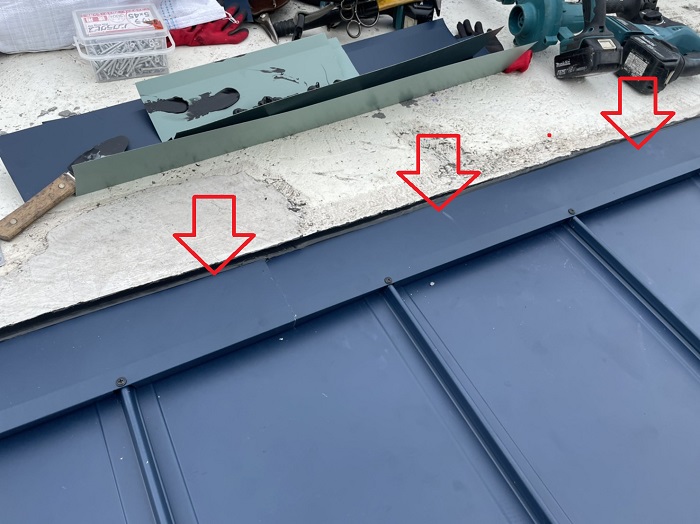 物置屋根の重ね葺き工事で雨押え板金を取り付けた様子