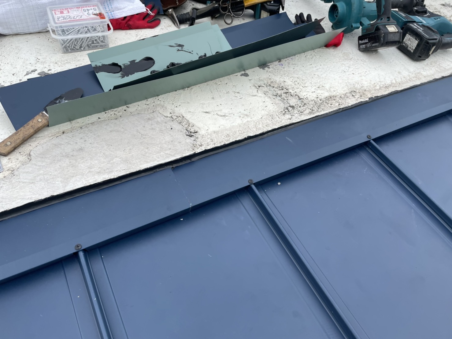 神戸市中央区での屋根板金工事が完了した様子