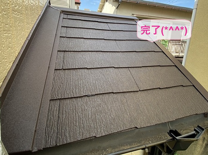 加東市の１階窓上の雨漏り修理でカラーベスト屋根の部分的な貼り替えが完了した現場の様子