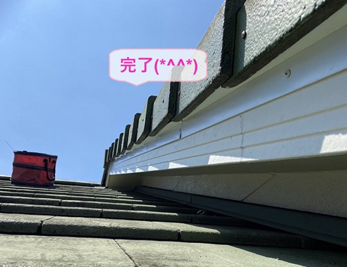 神戸市で戸建てへのコウモリ侵入防止工事で瓦屋根の隙間へ板金取り付けが完了した現場の様子